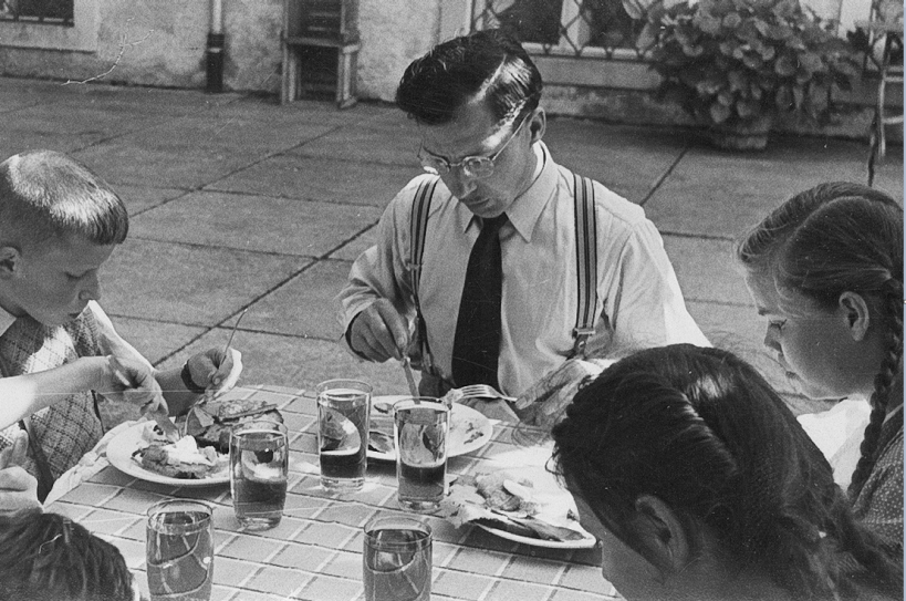 Lehrer Löhliger am Tisch mit Schülern der Sprachheilschule St.Gallen, ca. 1940 (StASG A 451/7.5.05-1)